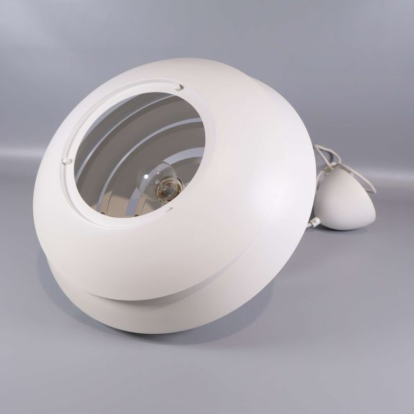 Vit taklampa sedd underifrån med synlig glödlampa