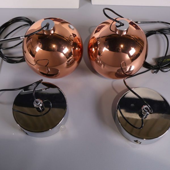 Närbild på lampornas klot och kromade upphängningar