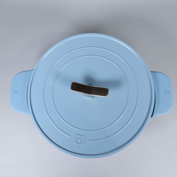 Topdown vy på gryta med lock