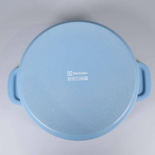 Grytans undersida med Electrolux-logga