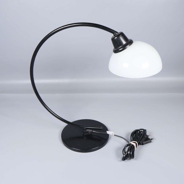 Bågformad lampa med svart fot och vit skärm