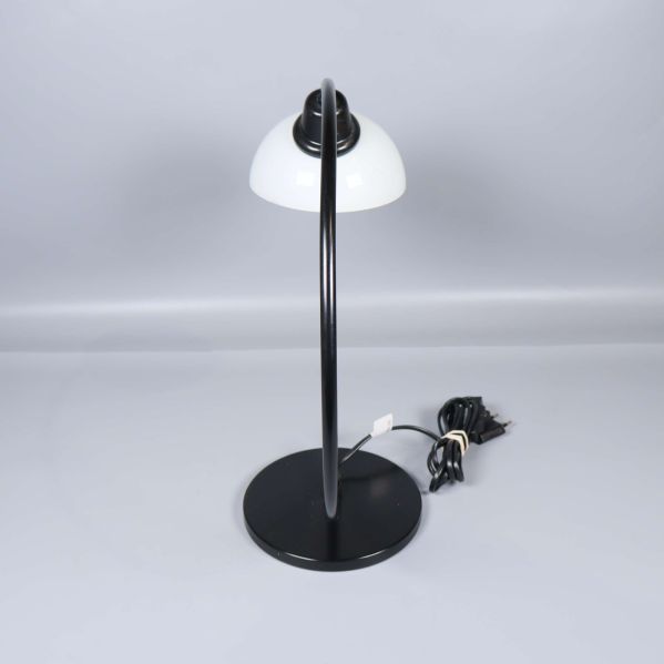 Lampa sedd från sidan visar böjd arm