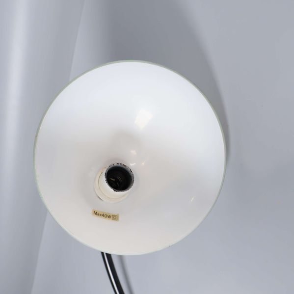 Undersidan av vit lampskärm med glödlampssockel