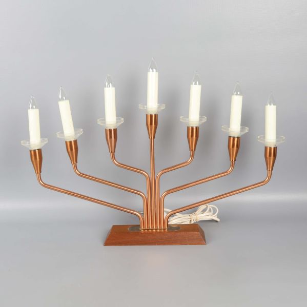 Elektrisk sjuarmad ljusstake i kopparfärgad metall på träfot