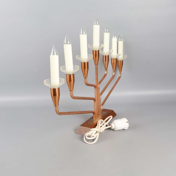 Elektrisk ljusstake med sju lampor sedd snett framifrån