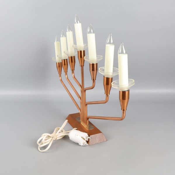 Sjuarmad elektrisk ljusstake visad från sidan med träbas