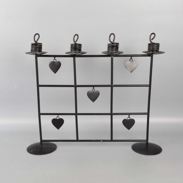 Svart ljusstake med hjärtan i rutnät och fyra ljushållare