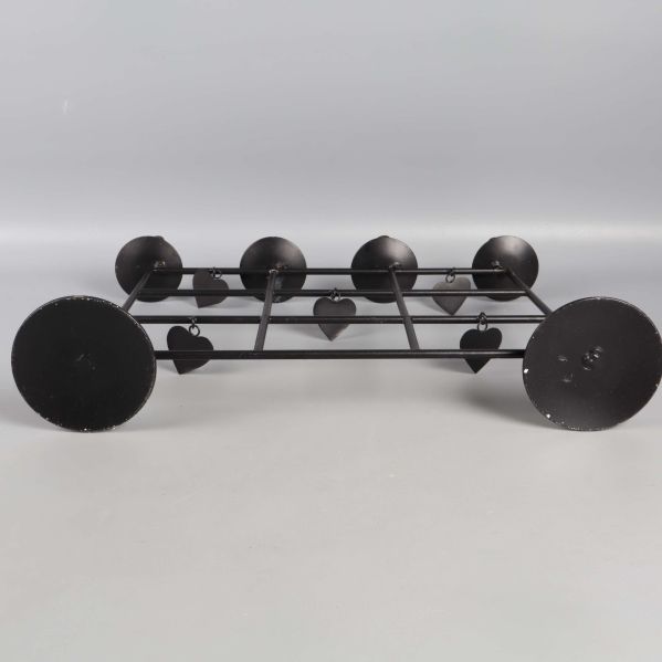 Ljusstake fotograferad liggande med fokus på underdel