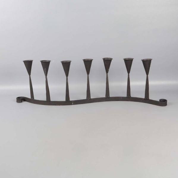 Ljusstake i metall med sju hållare syns framifrån