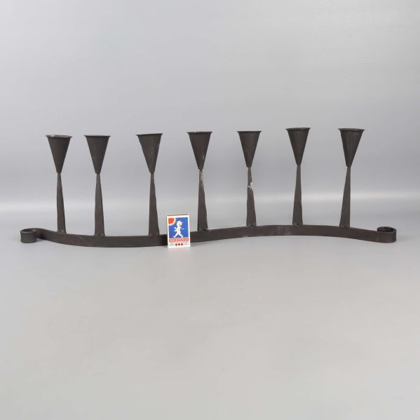 Ljusstake med tändsticksask som storleksreferens