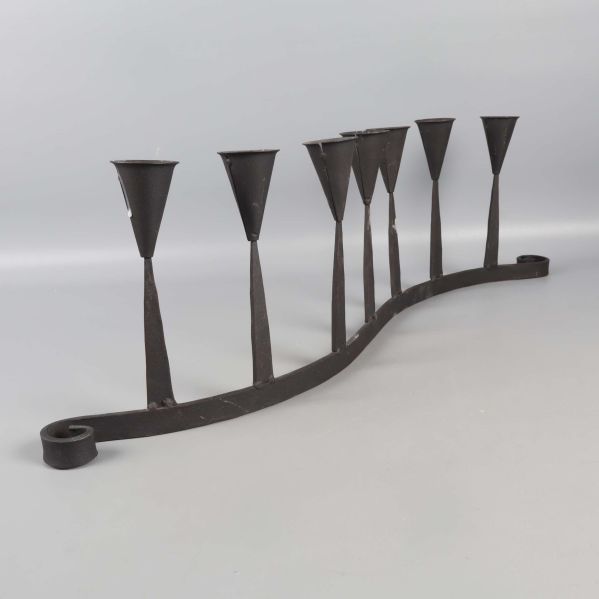 Ljusstake i metall i sned vinkel från vänster