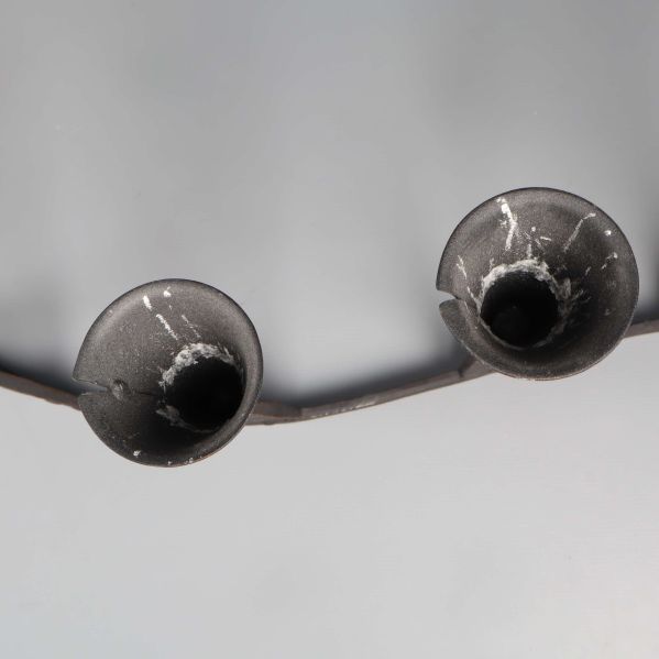 Närbild på två av ljusstakens hållare