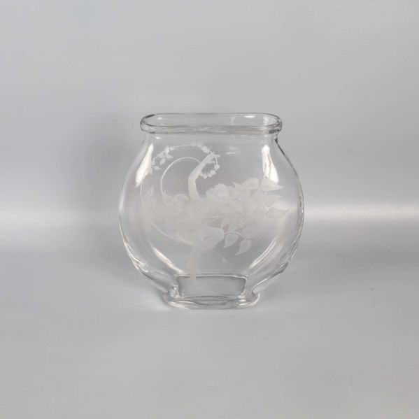 Glasvas med etsad figur och bladdekor