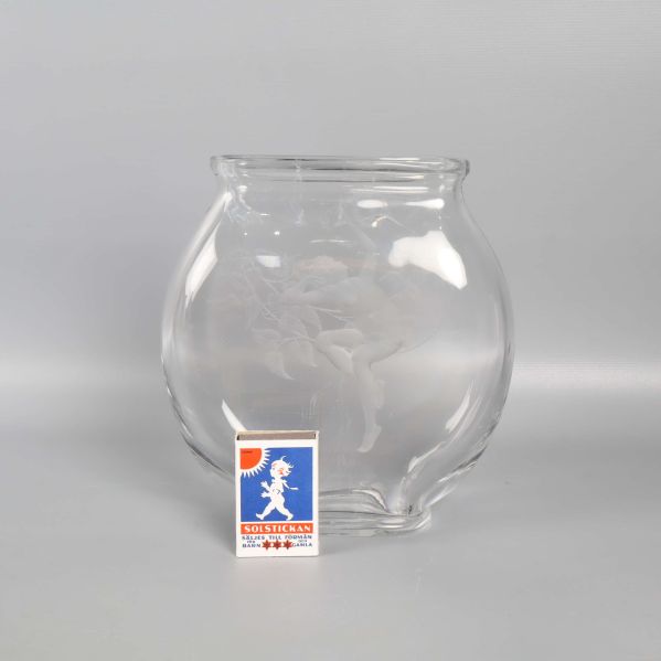 Glasvas jämte tändsticksask för storleksjämförelse