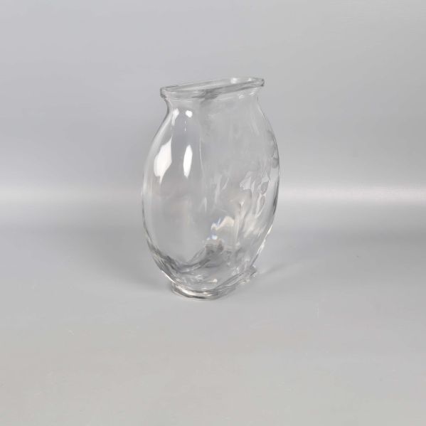 Glasvas fotad från sidan, oval form