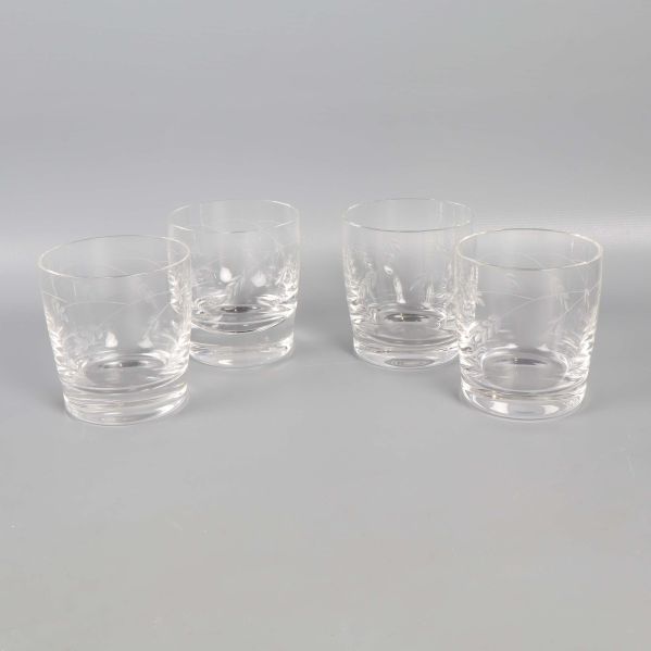 Fyra glas med etsad dekor i grupp