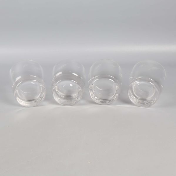 Glasens undersidor syns tydligt i rad