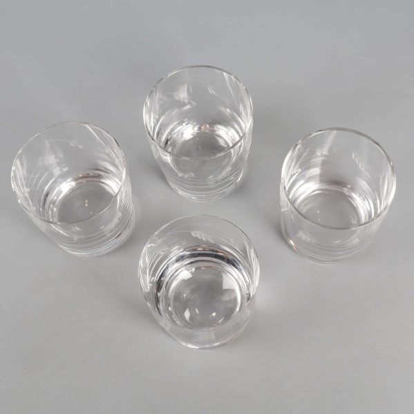 Fyra glas sedda ovanifrån på grå yta