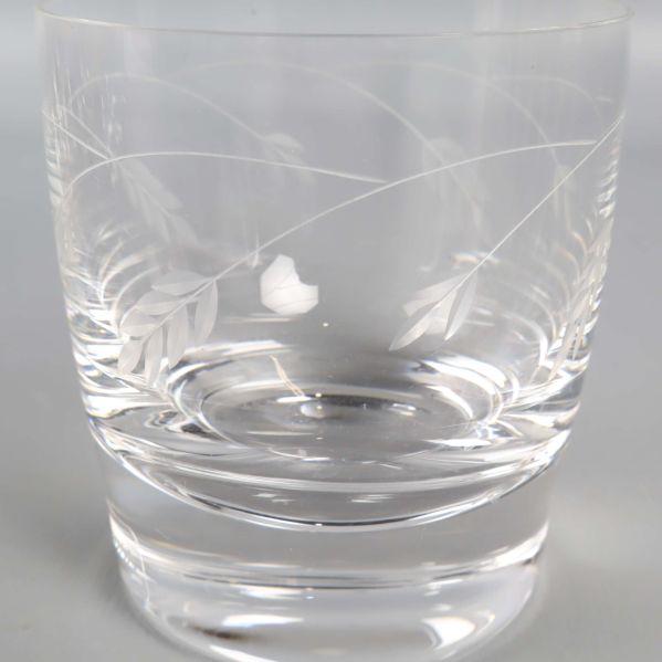 Närbild på glas med dekor av etsade blad