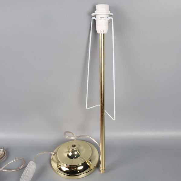 Lampfot och stativ i mässingsfärgad metall