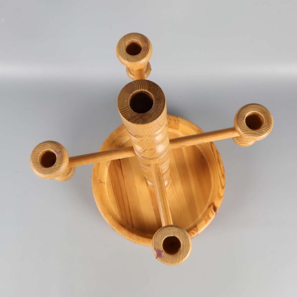 Vy ovanifrån på träljusstake med fyra ljushållare