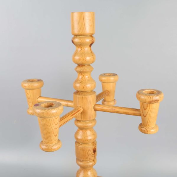 Närbild av ljushållare och överdel på träljusstake