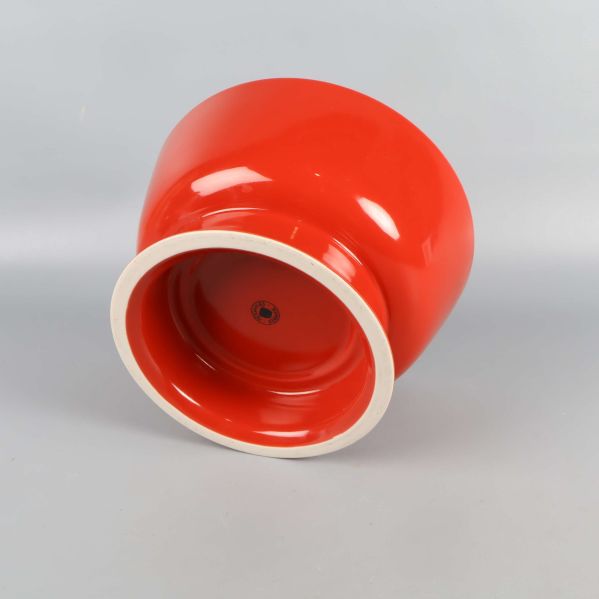 Undersida på röd skål med vit kant