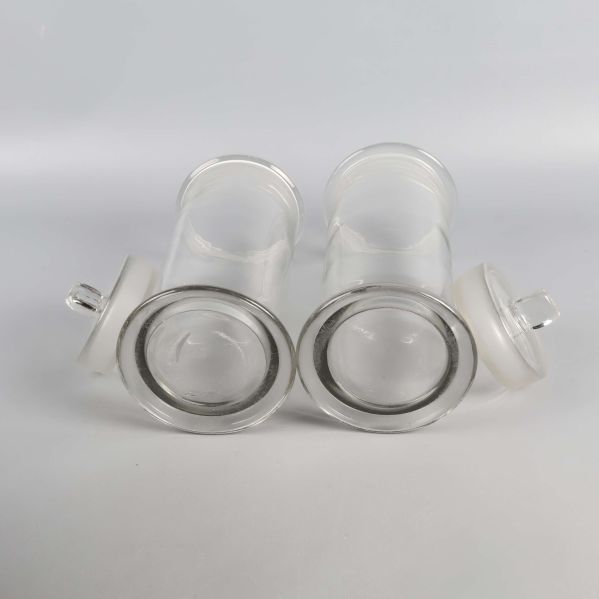 Botten på glasburkarna som ligger ner med lock vid sidan