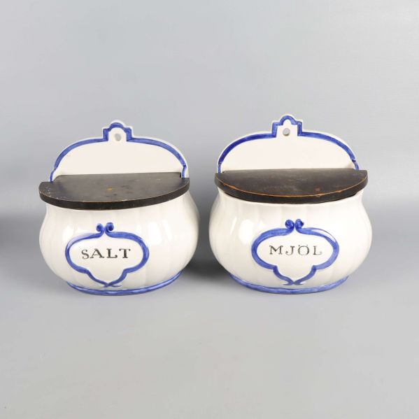 Närbild på salt- och mjölburk med trälock