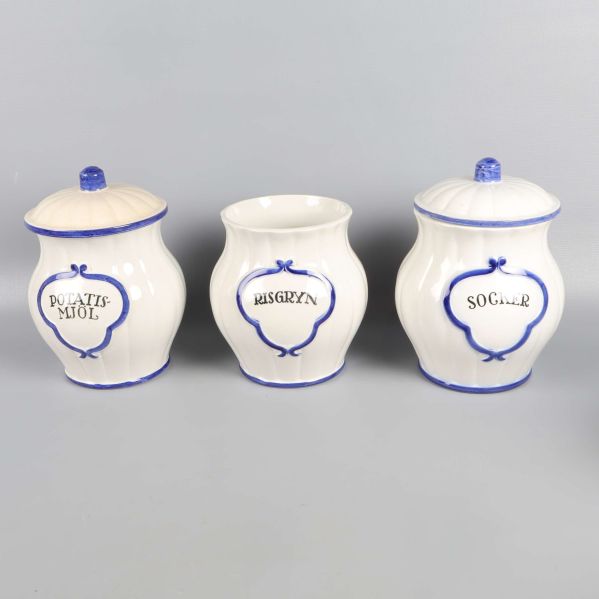 Tre porslinsburkar för potatismjöl, risgryn och socker