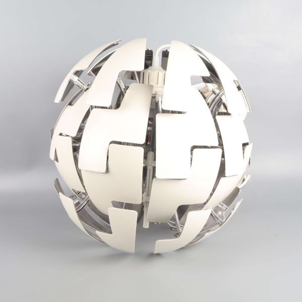 Taklampa med öppnade paneler som visar innanmätet