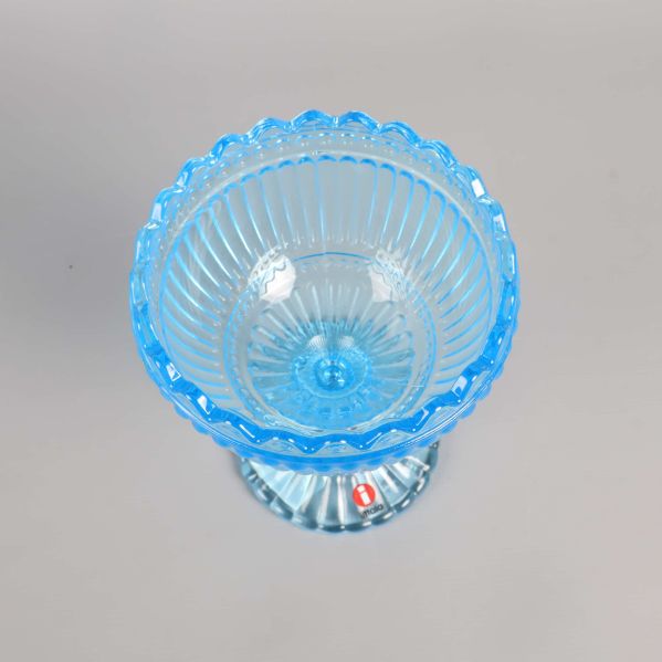 Skålen sedd uppifrån med vågig dekorativ kant