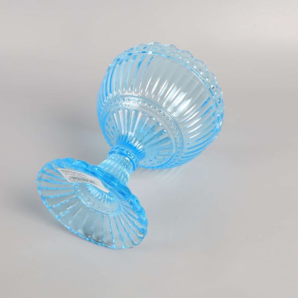 Ljusblå glasskål liggande ner visar skålens fot