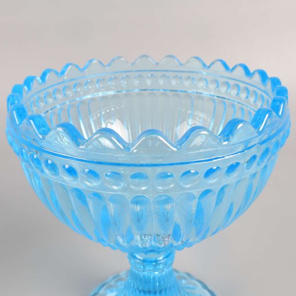 Närbild av vågig kant upptill på skålen