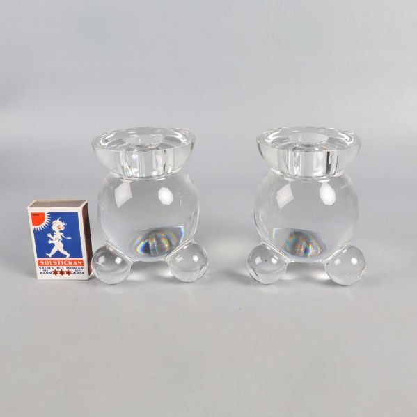 Två glasljusstakar vid en tändsticksask för storleksjämförelse