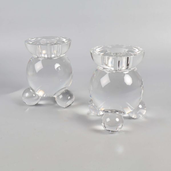 Glasljusstakar i par visade från sned vinkel