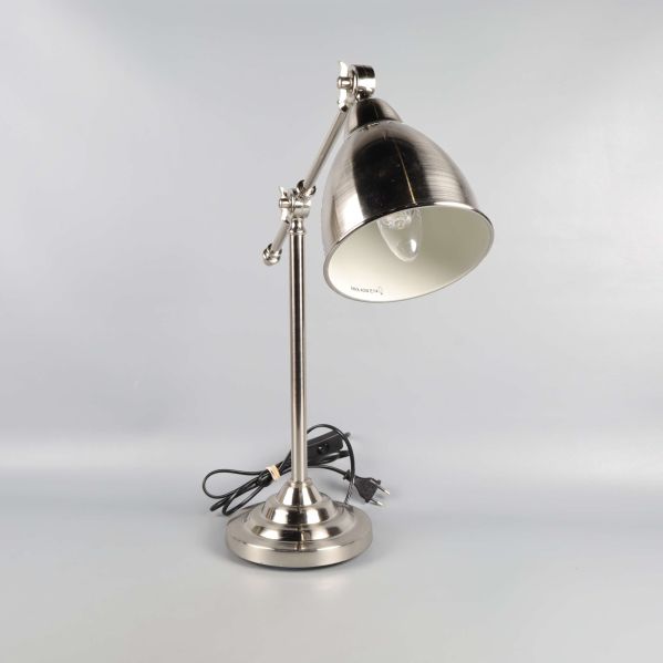 Justerbar skrivbordslampa i blank metall med rund fot