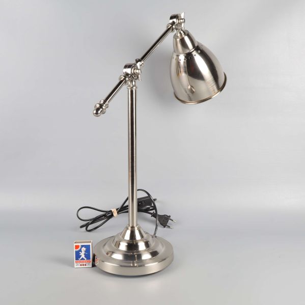 Metallampa med lång skärm och svart sladd