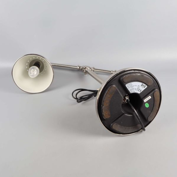 Skrivbordslampa liggande, fotens undersida med etikett