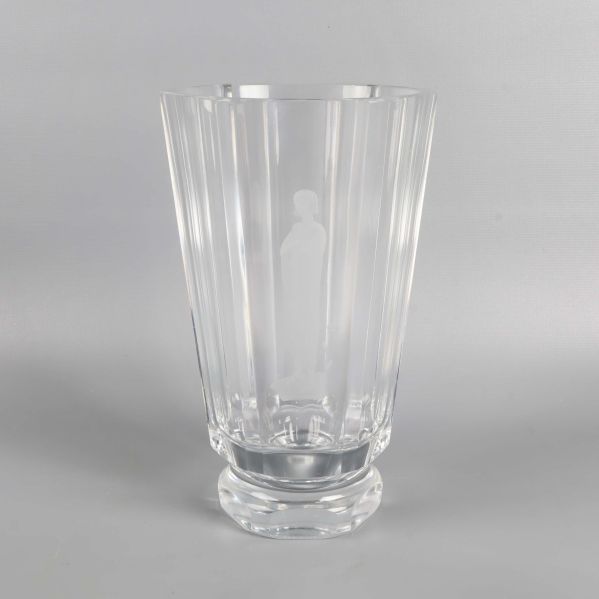 Klar kristallvas med slipad figur mot grå bakgrund