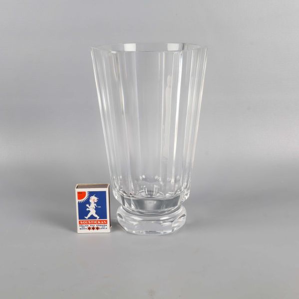 Kristallvas bredvid tändsticksask för storleksreferens