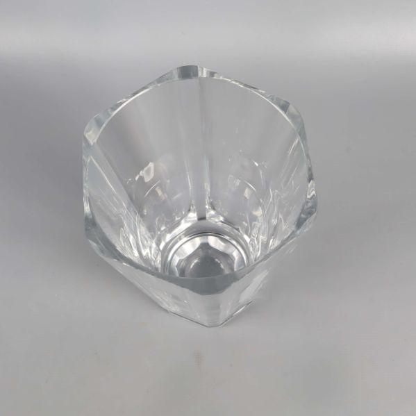 Vy ovanifrån av vas med fasetterad öppning