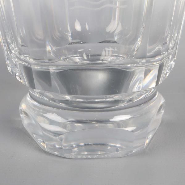 Närbild på kristallvasens runda fot och fasetter