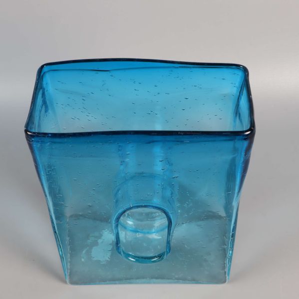 Öppen toppvy av rektangulär blå glasvas