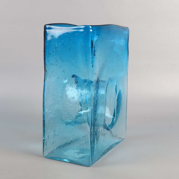 Blå glasvas från sidan med bubblor i glaset