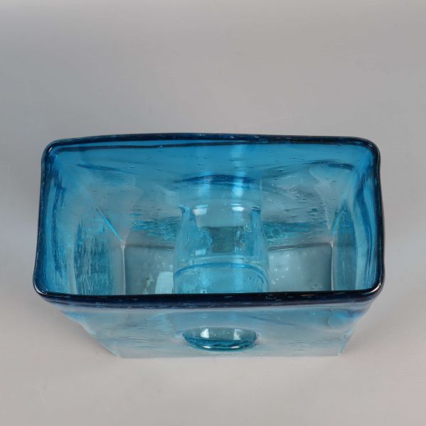 Blå glasvas sedd uppifrån visar insidan