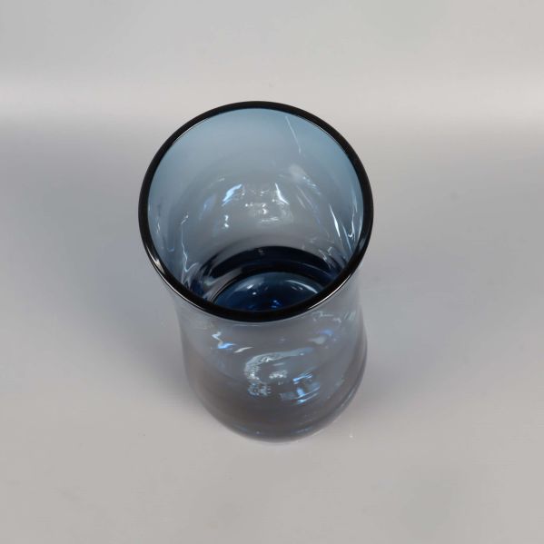 Öppning och insida på blå glasvas uppifrån