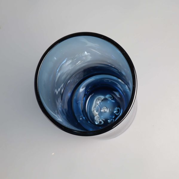 Insidan av blå glasvas med dekorerad botten