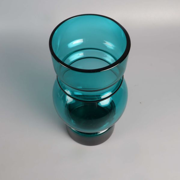 Grön glasvas uppifrån med bred öppning