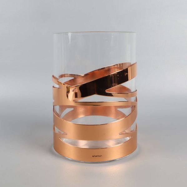 Genomskinlig vas med kopparfärgade band runt om